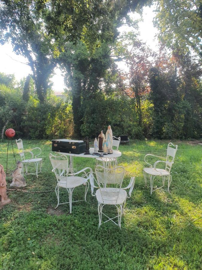 Hotel Manoir En Crau Arles Esterno foto