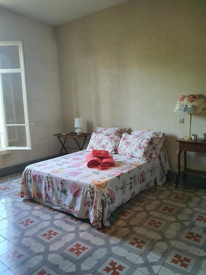 Hotel Manoir En Crau Arles Esterno foto