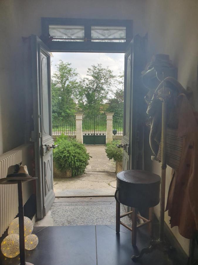 Hotel Manoir En Crau Arles Esterno foto