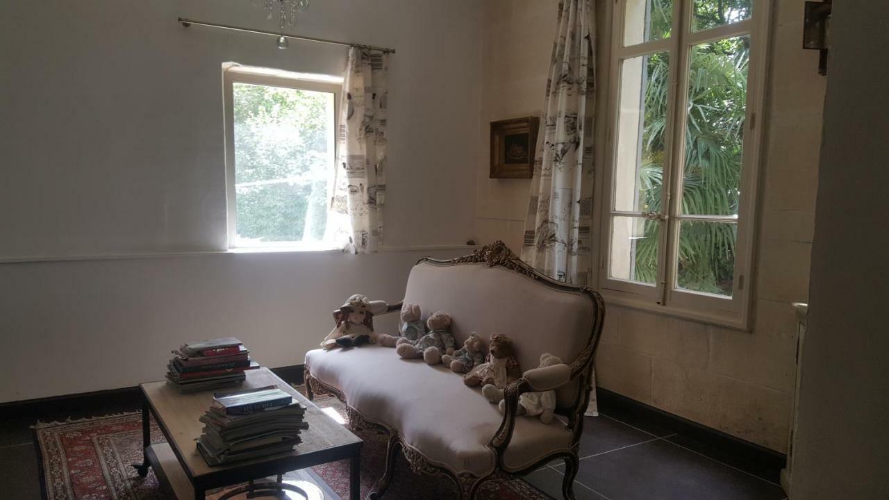 Hotel Manoir En Crau Arles Esterno foto
